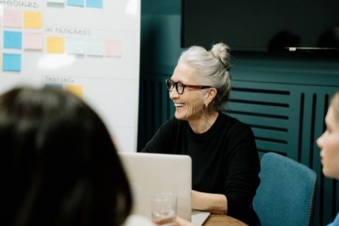 Vrouw aan het werk achter een laptop
