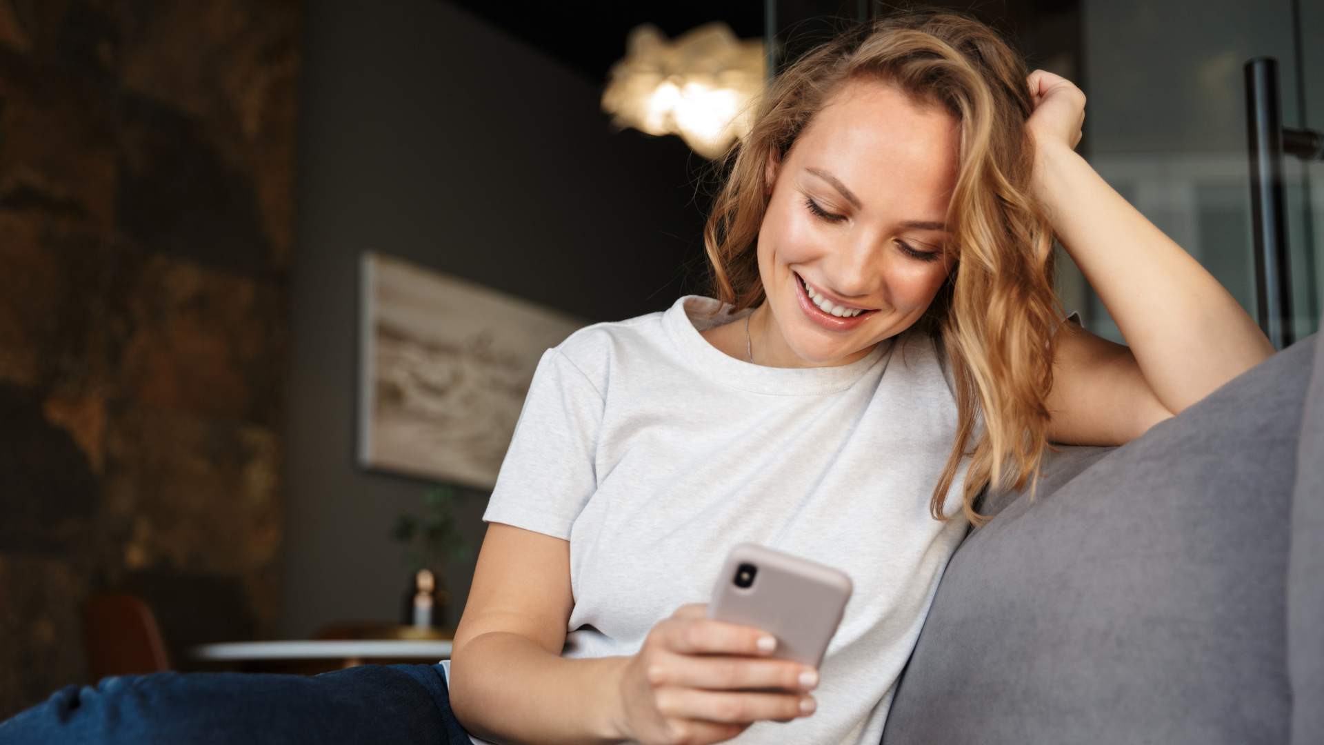 Jonge vrouw kijkt op haar telefoon
