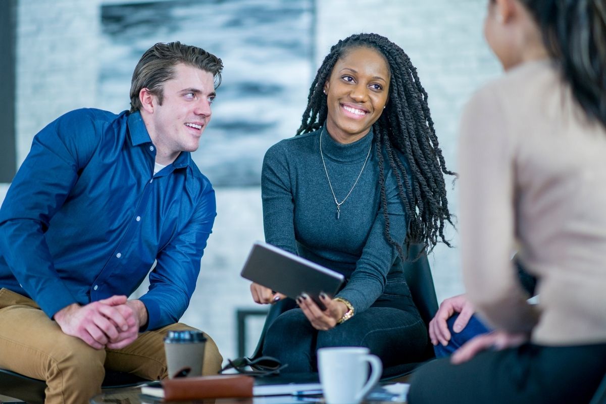 Een man en een vrouw lachend in gesprek